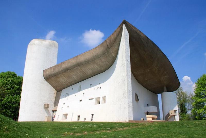 Le Corbusier Villa Savoye, chef-d'œuvre emblématique de l'architecture moderne, façade immaculée et pilotis